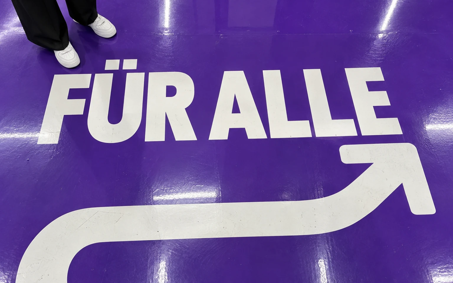 Weiße Bodentypografie Für alle auf violettem Boden mit breitem Wegweiserpfeil