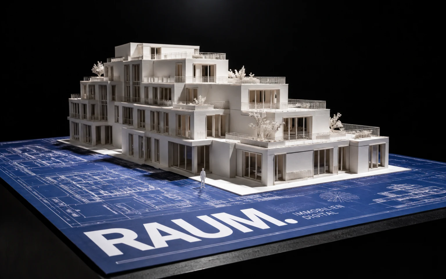 Weißes Architekturmodell auf einer tiefblauen Planzeichnung, als räumliches Immobilien-Mockup inszeniert