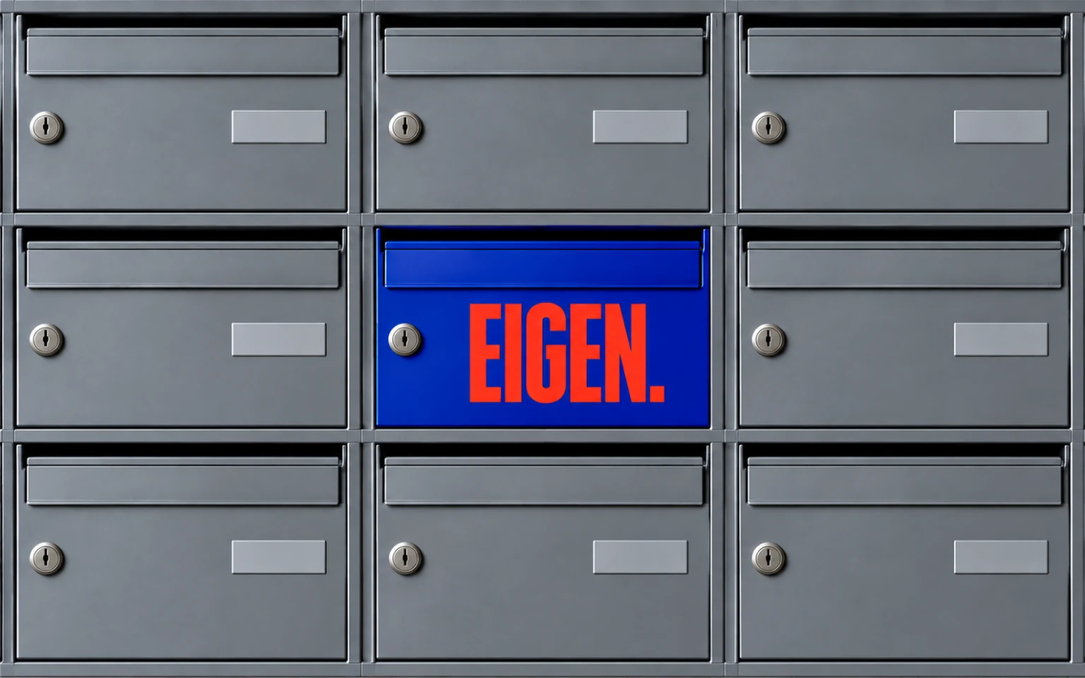 Raster identischer grauer Briefkästen, in der Mitte ein kobaltblauer mit der roten Aufschrift Eigen.