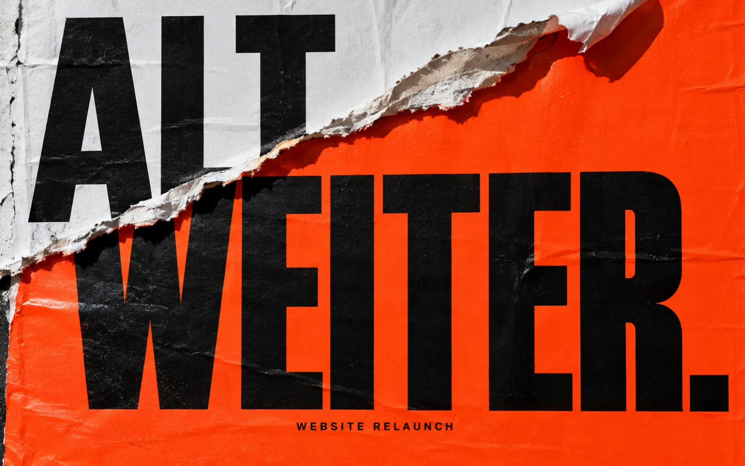 Aufgerissenes Straßenplakat, das eine leuchtend orange Relaunch-Kampagne mit dem Wort Weiter freilegt
