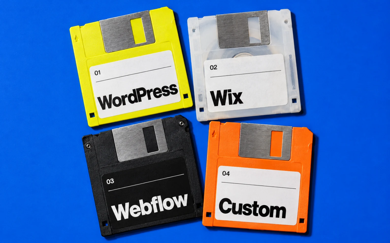 Vier farbige Disketten mit typografischen Labels für WordPress, Wix, Webflow und Custom